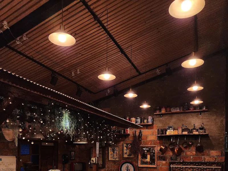 카페 천장의 조명 장식