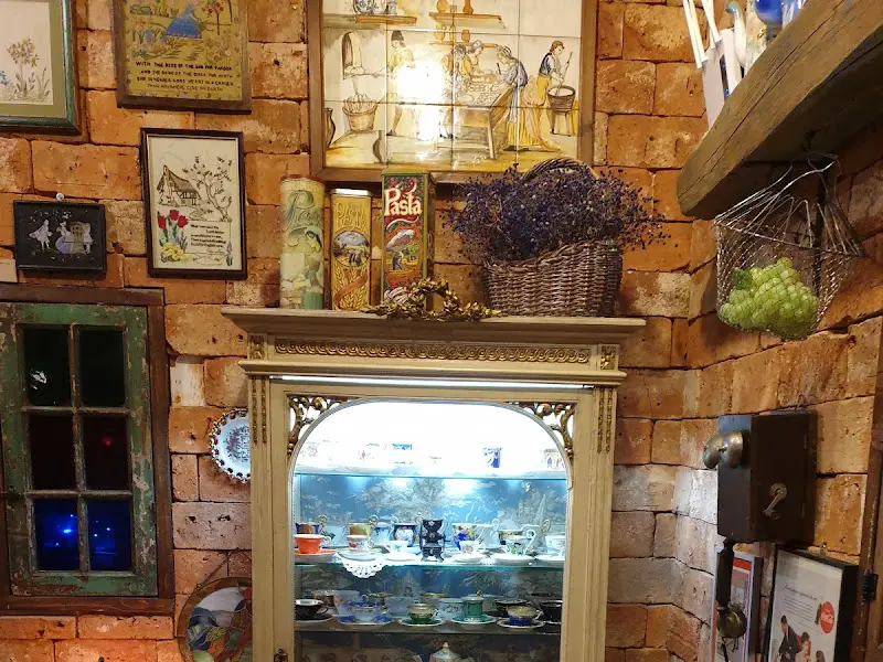 앤티크 소품으로 가득한 카페 내부