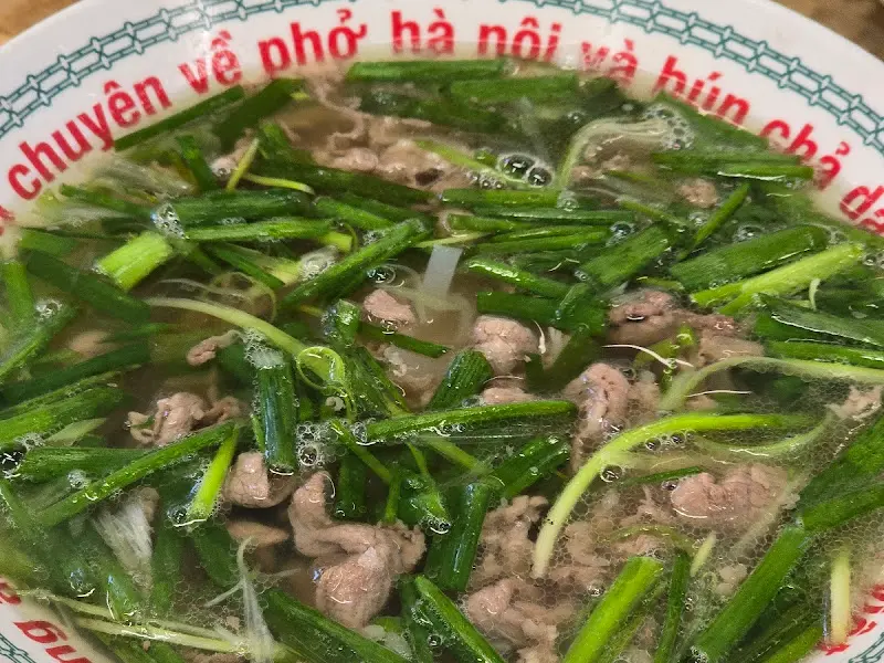 쪽파와 고기가 어우러진 쌀국수