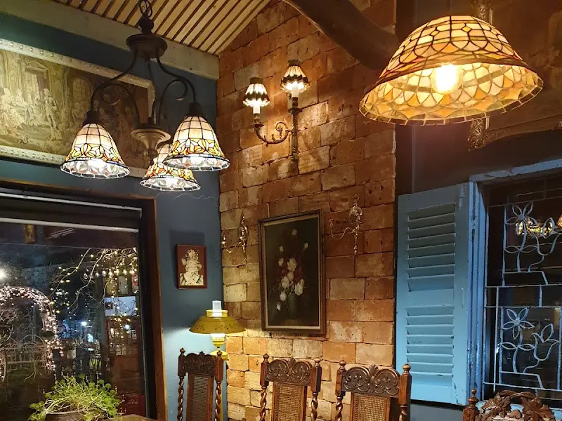 앤티크한 조명과 테이블