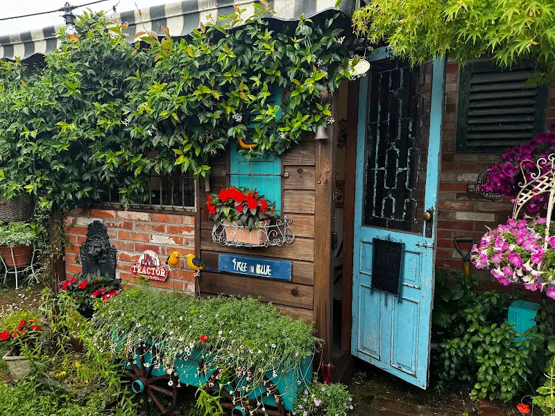 카페 외부 정원의 아기자기한 소품들