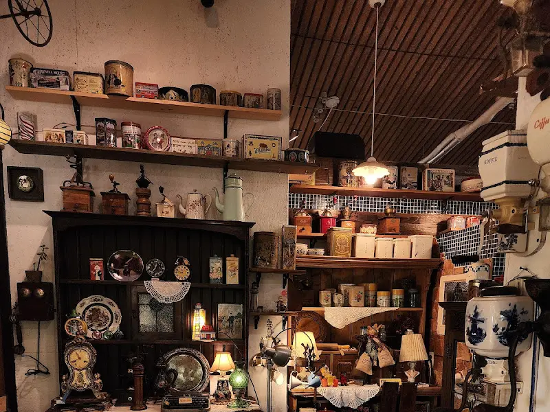 다양한 앤티크 소품들이 진열된 벽면