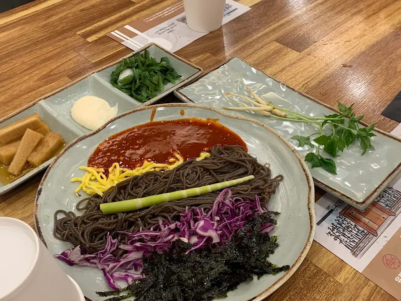 정갈하게 담긴 밑반찬들