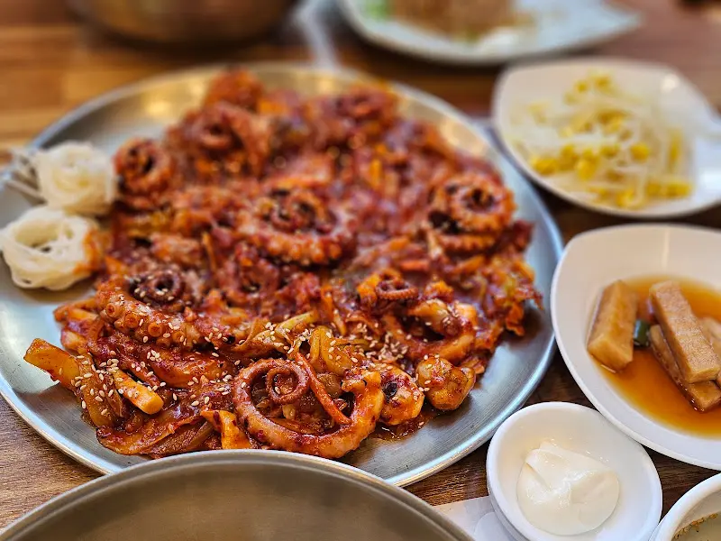 매콤한 낙지와 곁들여 먹는 시원한 콩나물국