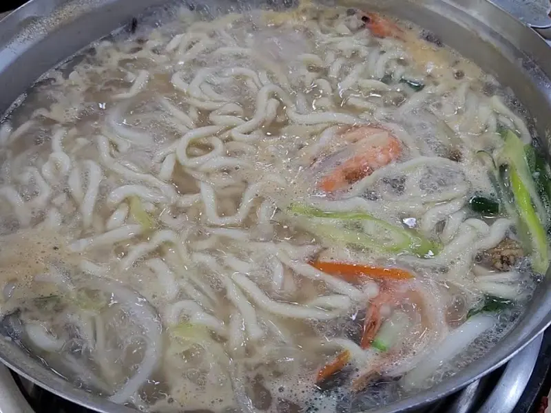 해산물 가득한 칼국수