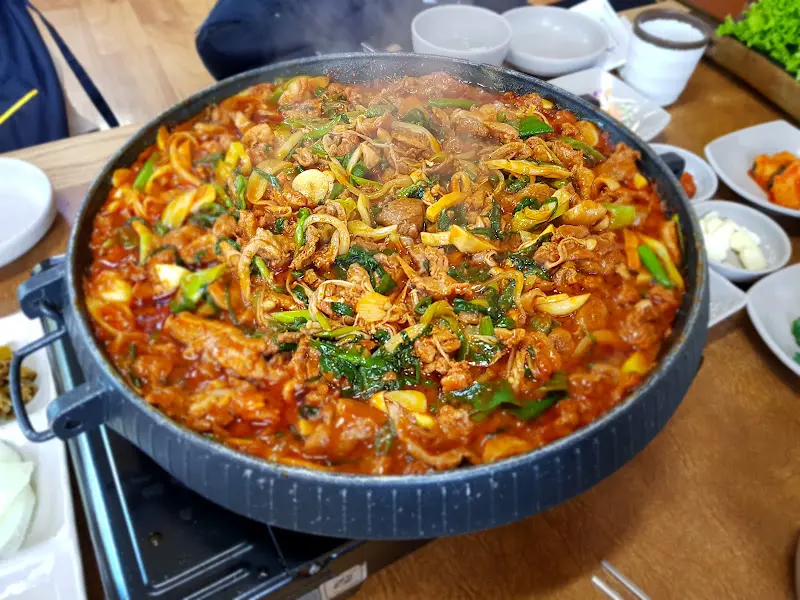 푸짐하게 차려진 오리 한 상 차림