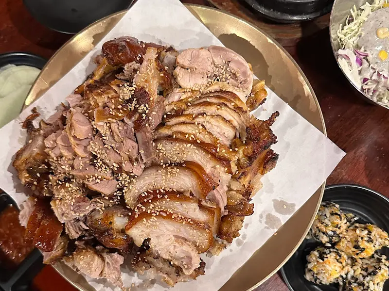 윤기가 좔좔 흐르는 족발