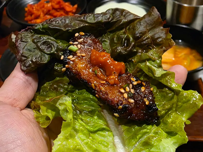 쌈 채소에 싸 먹는 족발