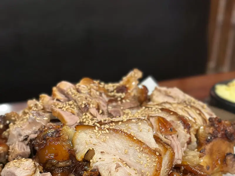 푸짐하게 쌓인 족발