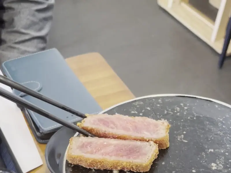 미니화로에 규카츠를 굽는 모습