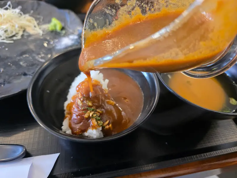 밥에 카레를 부어 먹는 모습