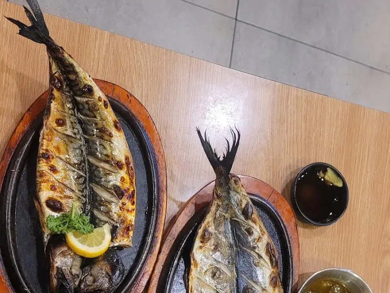 화덕에서 갓 구워져 나온 고등어구이