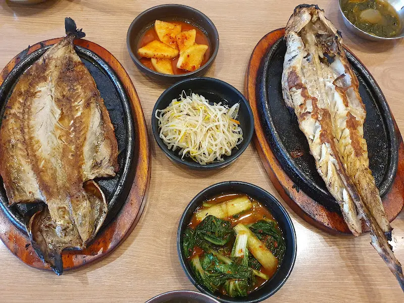 고등어구이와 갈치구이, 그리고 정갈한 밑반찬들