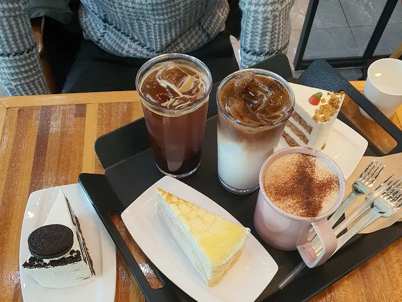 커피와 케이크가 놓인 테이블