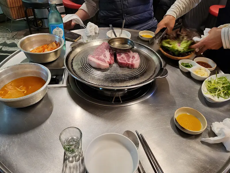 불판 가득 채워진 주먹고기와 김치