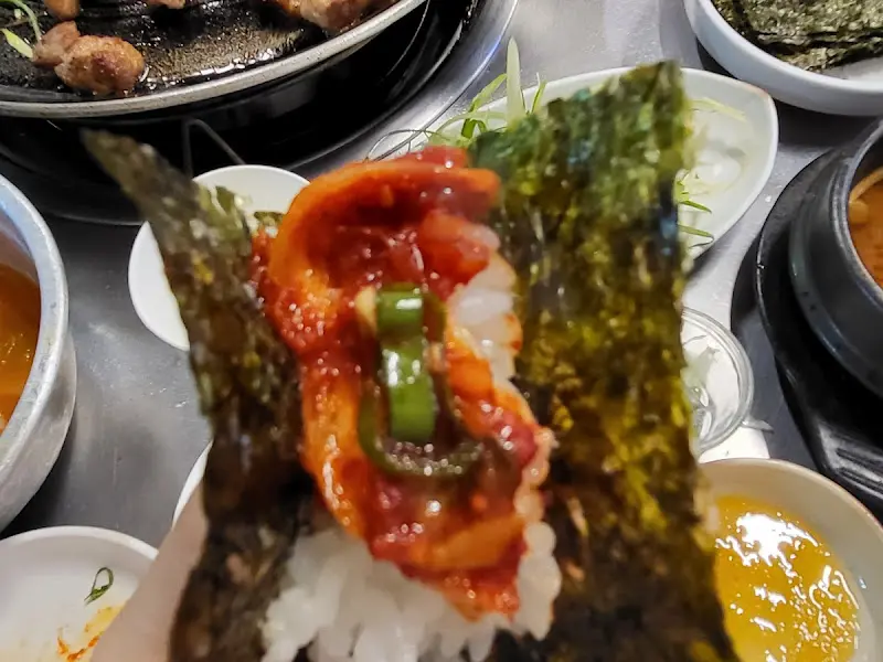 김과 젓갈을 곁들인 뚝배기밥