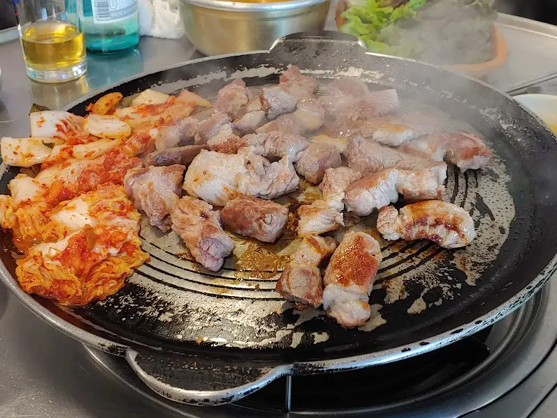 불판 위에서 맛있게 익어가는 주먹고기