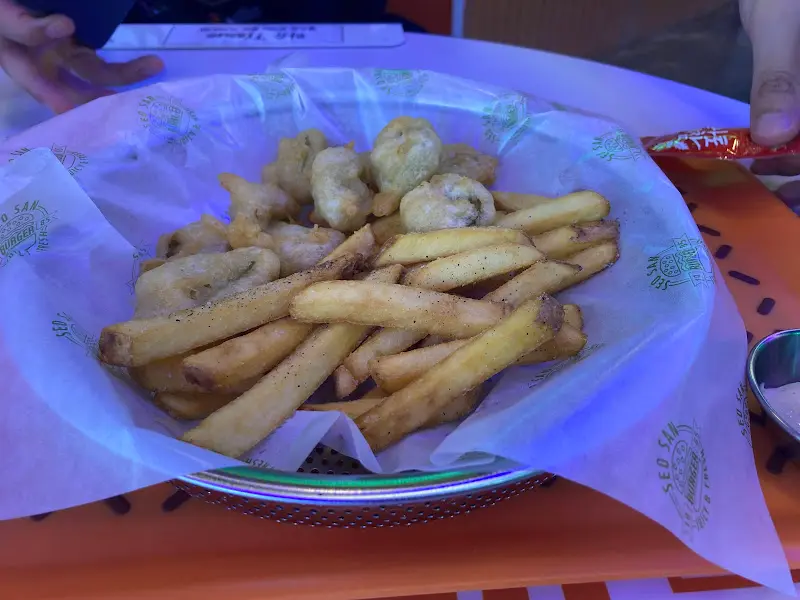 바삭하게 튀겨진 할라피뇨 튀김과 감자튀김