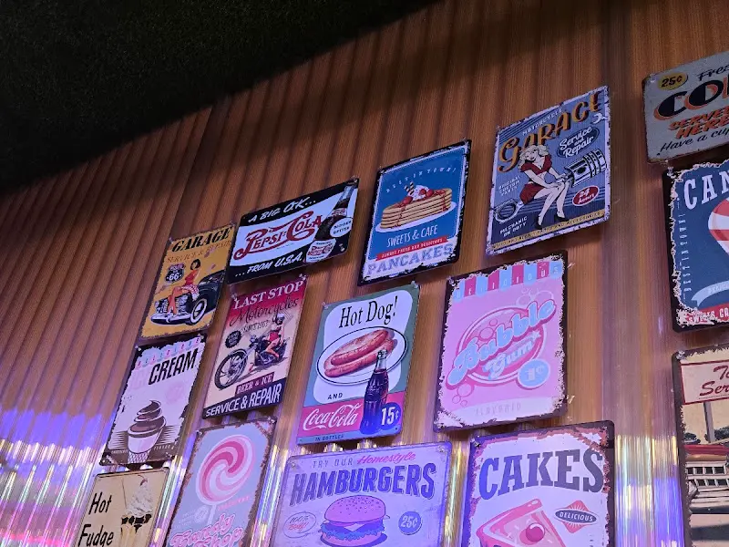 빈티지한 팝아트 포스터로 장식된 벽면