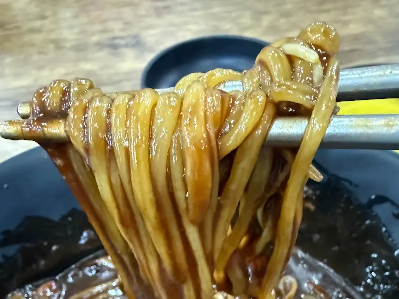 윤기 흐르는 짜장면 면발