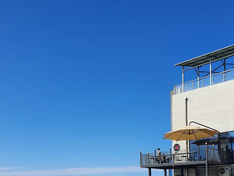 카페 외부 테라스 좌석