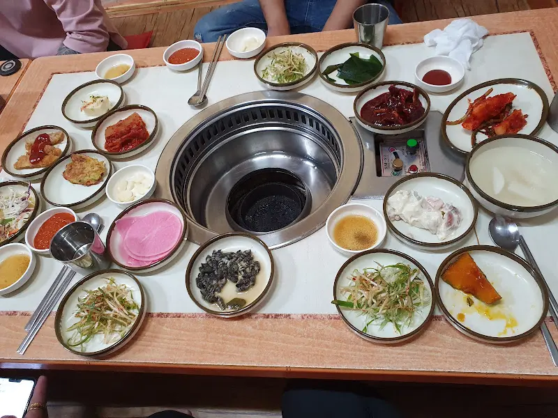 테이블 가득한 밑반찬