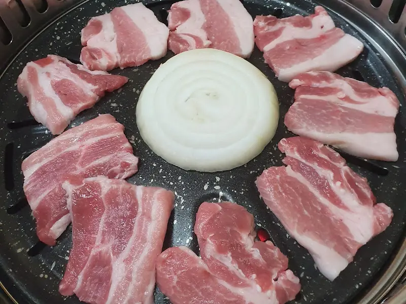 불판 위에서 익어가는 삼겹살