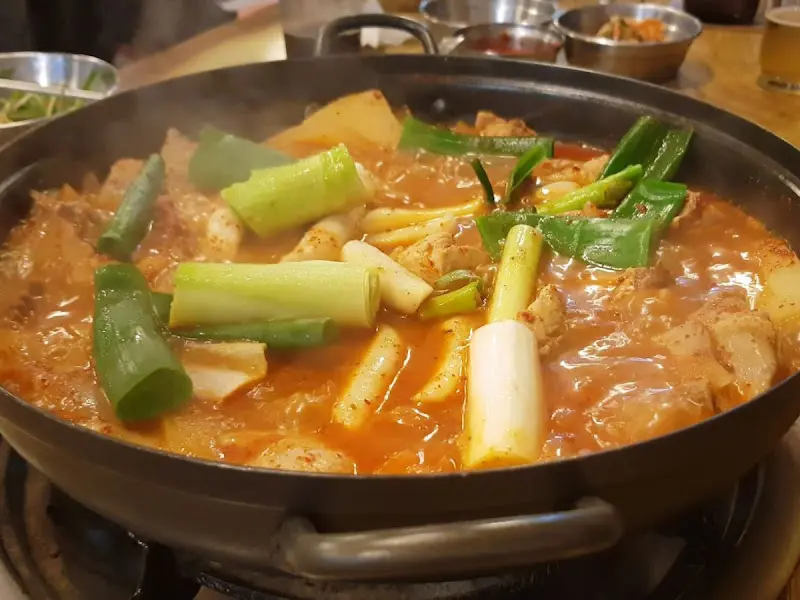 붉은 양념이 매력적인 닭볶음탕