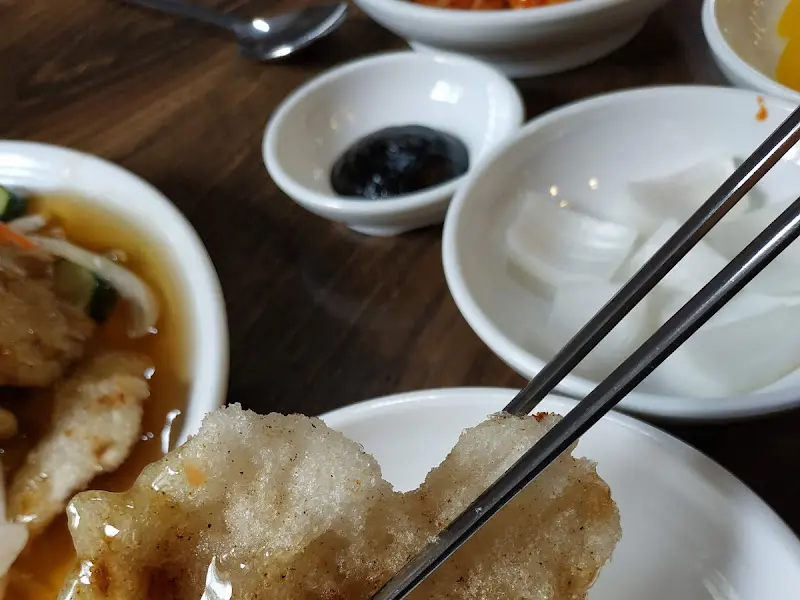 기본 반찬과 찹쌀탕수육