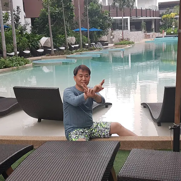 수영장 배경의 남성