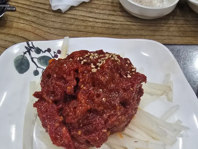 고추장 양념에 버무려진 육회