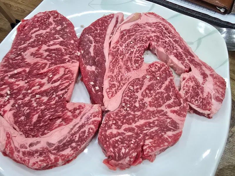마블링이 살아있는 한우 구이