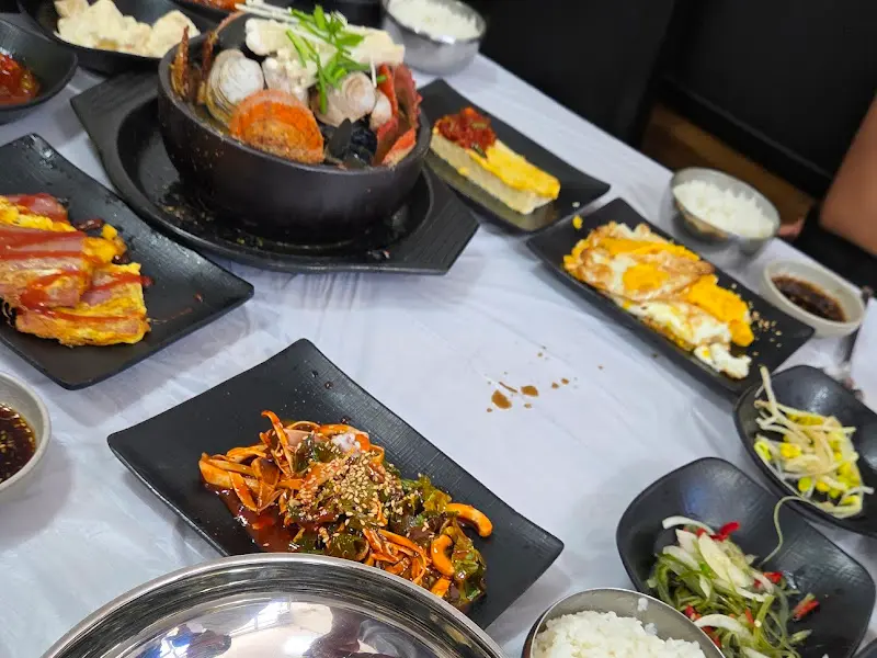 해물뚝배기 정식 한 상 차림