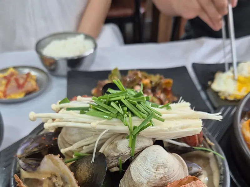 해물뚝배기의 푸짐한 해산물