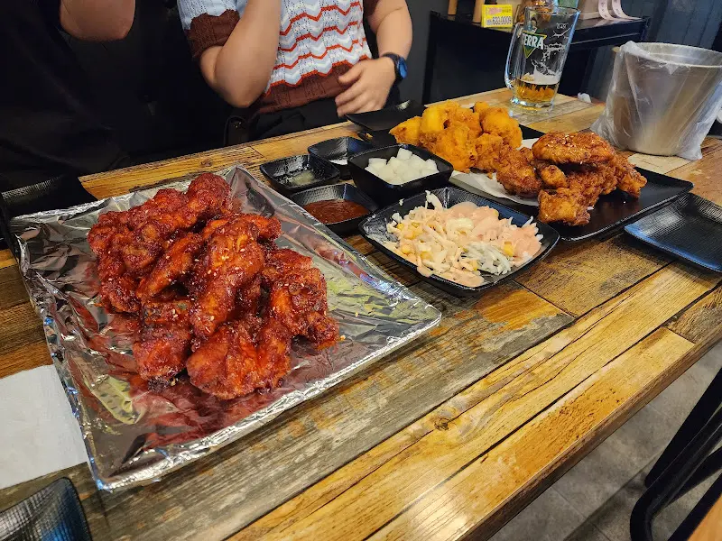 얼큰이, 간장, 닭똥집 튀김 한 상 차림