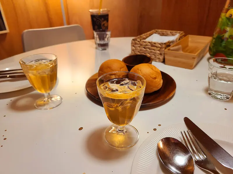 웰컴 드링크와 식전빵