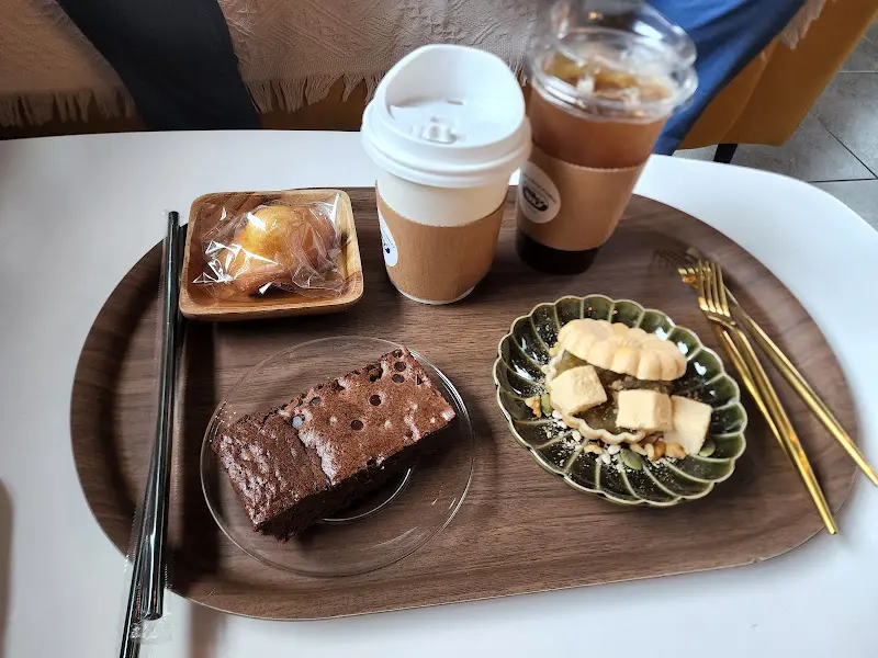 흑임자 크림 라떼와 앙버터 모나카