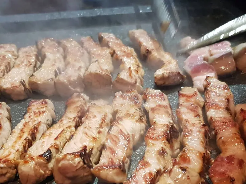 불판 위에서 익어가는 삼겹살