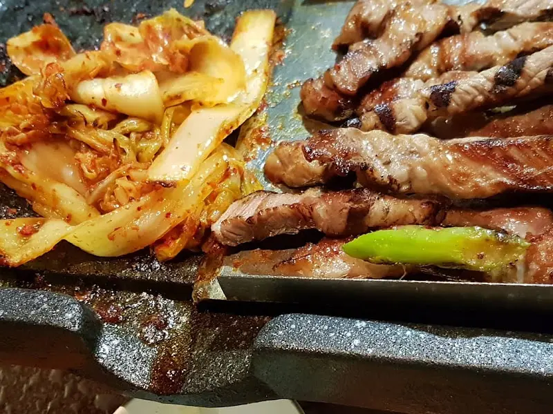 구운 김치와 함께 먹는 삼겹살