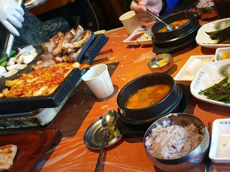 하남돼지집 안양일번가점 테이블 전경