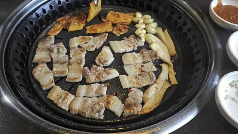 맛골 불판 위에서 맛있게 익어가는 삼겹살