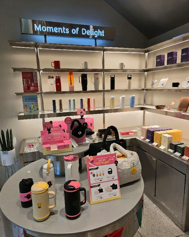 할리스 부천역점의 크리스마스 MD 상품 진열대