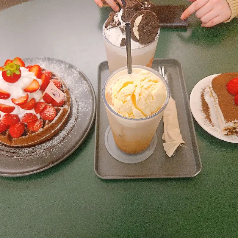 와플, 티라미수, 음료