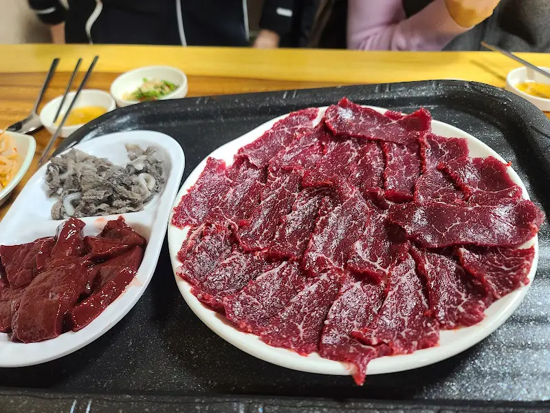 선홍빛 뭉티기의 아름다운 자태