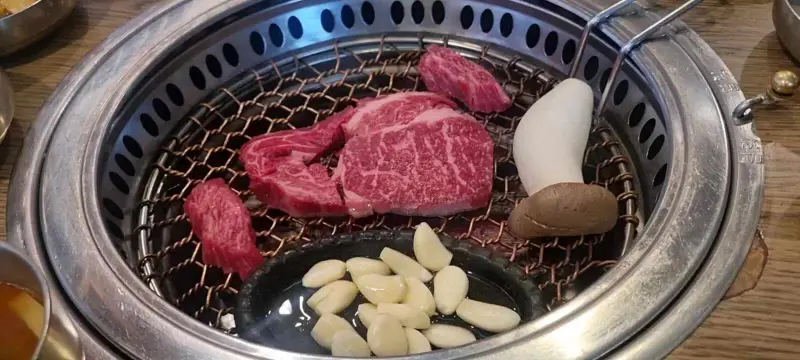 숯불 위에서 익어가는 꽃등심