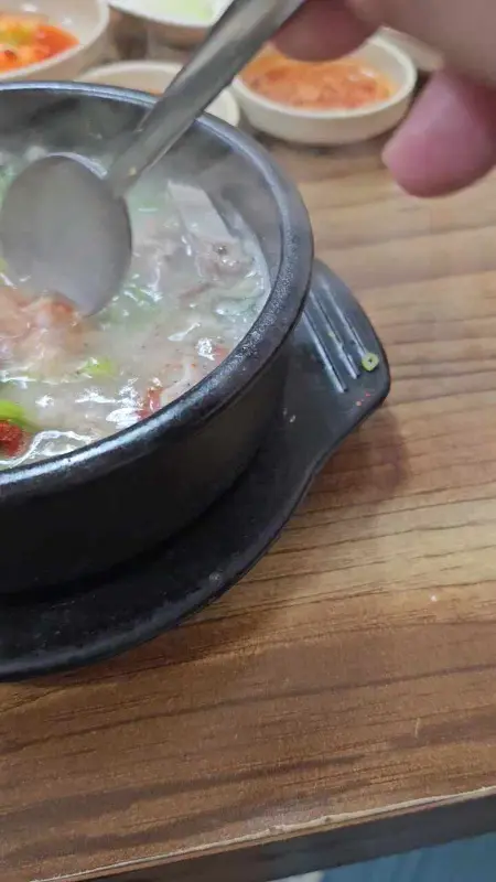 숟가락으로 국물을 떠먹는 모습