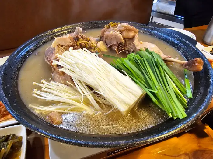 한 냄비 가득 담긴 푸짐한 능이오리백숙