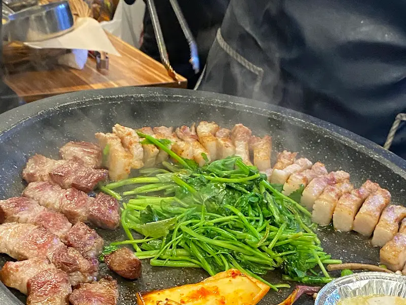 직원들이 직접 구워주는 삼겹살