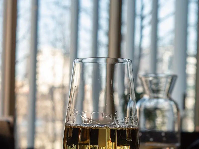 테이블 위에 놓인 와인 잔