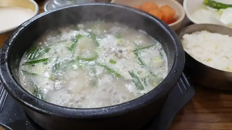 다양한 반찬과 함께 제공되는 순대국밥